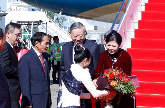Ceremonia de bienvenida para el secretario general del Partido Comunista de Vietnam, To Lam y su esposa en el Aeropuerto Internacional Wattay, Vientián. (Foto: VNA)