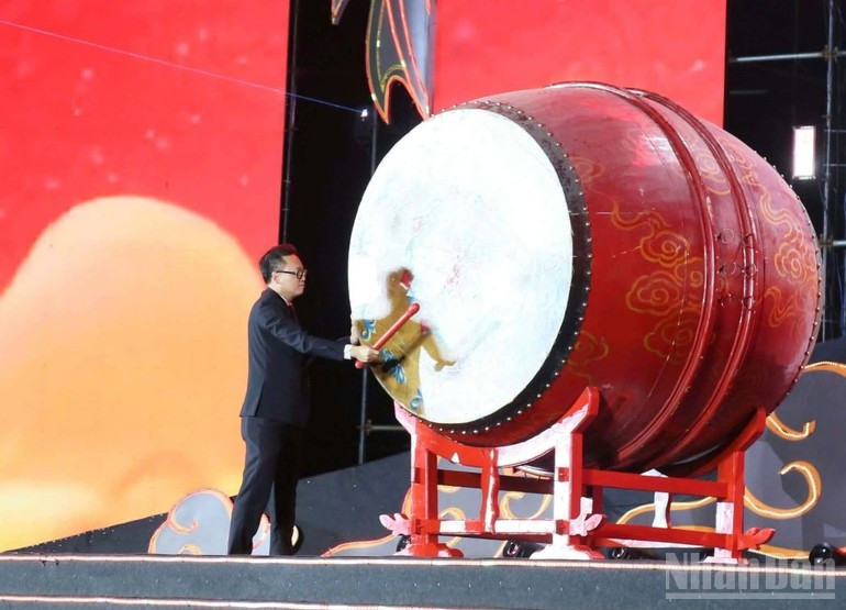 El secretario del Comité Provincial del Partido de Hung Yen, Nguyen Huu Nghia toca el tambor para inaugurar el festival.