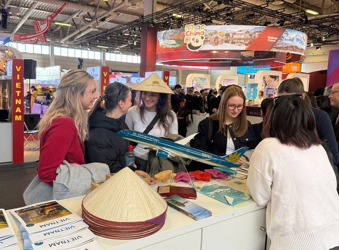 Numerosos visitantes en los stands para estudiar los destinos turísticos de Vietnam en la feria ITB Berlín 2025. (Foto: VNA)