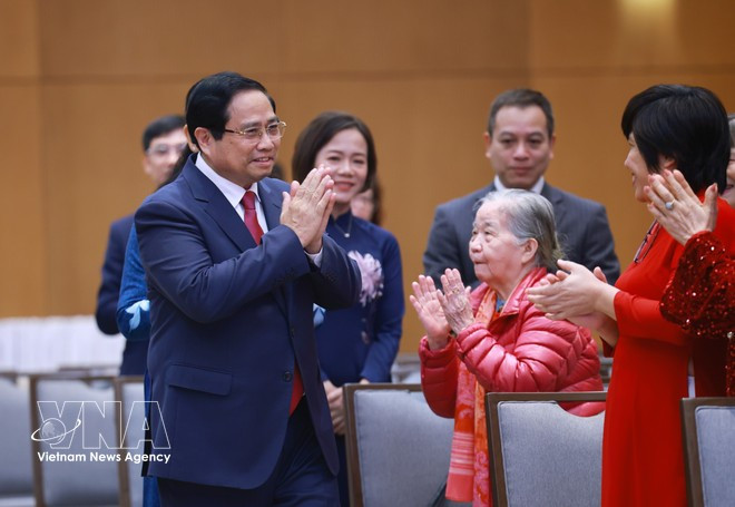 El primer ministro de Vietnam, Pham Minh Chinh,felicita a las líderes, directivas y científicas. (Foto: VNA)