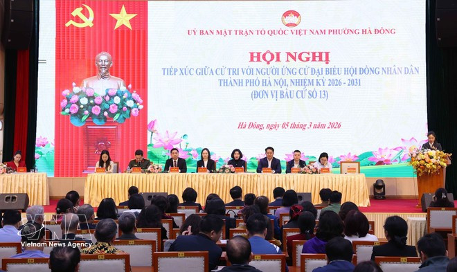 Candidatos sostienen contactos con electorales. (Foto: VNA)