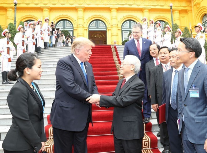 El secretario general del Partido y presidente de Vietnam, Nguyen Phu Trong (der.), y el presidente estadounidense, Donald Trump, durante la visita de este último a Vietnam para asistir a la segunda cumbre entre Estados Unidos y Corea del Norte en Hanoi el 27 de febrero de 2019. (Foto: VNA) El secretario general del Partido y presidente de Vietnam, Nguyen Phu Trong (der.), y el presidente estadounidense, Donald Trump, durante la visita de este último a Vietnam para asistir a la segunda cumbre entre Estados Unidos y Corea del Norte en Hanoi el 27 de febrero de 2019. (Foto: VNA)