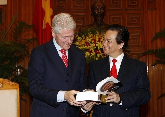 El primer ministro vietnamita Nguyen Tan Dung (derecha) entrega al presidente estadounidense Bill Clinton la edición vietnamita del libro Mi Vida Bill Clinton, publicada por la Editorial del Ministerio de Seguridad Pública en Hanói el 14 de noviembre de 2010. (Foto: VNA) El primer ministro vietnamita Nguyen Tan Dung (derecha) entrega al presidente estadounidense Bill Clinton la edición vietnamita del libro Mi Vida Bill Clinton, publicada por la Editorial del Ministerio de Seguridad Pública en Hanói el 14 de noviembre de 2010. (Foto: VNA)