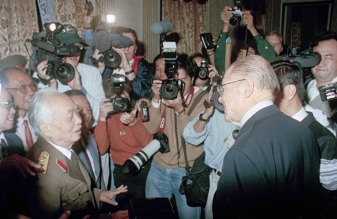 El general Vo Nguyen Giap (izquierda) se reunió con el exsecretario de Defensa de Estados Unidos, Robert McNamaramet, en Hanoi el 9 de noviembre de 1995, tras la normalización de relaciones entre ambos países. (Foto: VNA) El general Vo Nguyen Giap (izquierda) se reunió con el exsecretario de Defensa de Estados Unidos, Robert McNamaramet, en Hanoi el 9 de noviembre de 1995, tras la normalización de relaciones entre ambos países. (Foto: VNA)