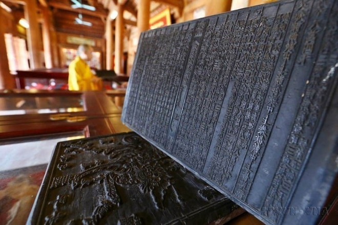 La Pagoda Vinh Nghiem (provincia de Bac Ninh), parte del complejo de reliquias y paisajes Yen Tu – Vinh Nghiem – Con Son, Kiep Bac (conocido brevemente como Yen Tu), es un antiguo templo que data de la dinastía Lý. Destaca por albergar tres mil 50 planchas xilográficas con 6.021 caras talladas con sutras budistas y textos del Truc Lam, escritos en caracteres chinos y vietnamitas. Estas xilografías fueron inscritas por la Unesco en 2012 en el Programa Memoria del Mundo para Asia-Pacífico. (Foto: VNA) La Pagoda Vinh Nghiem (provincia de Bac Ninh), parte del complejo de reliquias y paisajes Yen Tu – Vinh Nghiem – Con Son, Kiep Bac (conocido brevemente como Yen Tu), es un antiguo templo que data de la dinastía Lý. Destaca por albergar tres mil 50 planchas xilográficas con 6.021 caras talladas con sutras budistas y textos del Truc Lam, escritos en caracteres chinos y vietnamitas. Estas xilografías fueron inscritas por la Unesco en 2012 en el Programa Memoria del Mundo para Asia-Pacífico. (Foto: VNA)