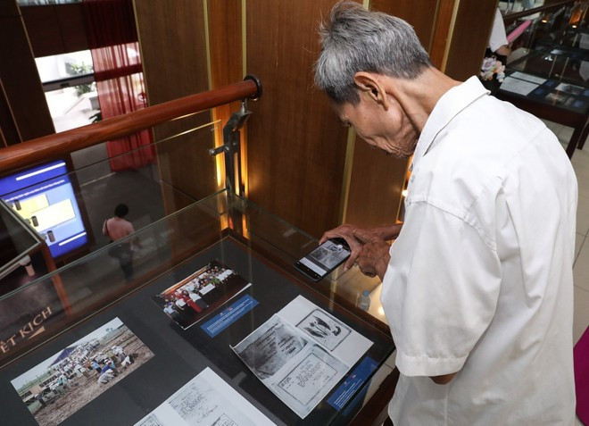 Un hombre visita la exposición "30 años de relaciones diplomáticas entre Vietnam y Estados Unidos". (Foto: VNA) Un hombre visita la exposición "30 años de relaciones diplomáticas entre Vietnam y Estados Unidos". (Foto: VNA)
