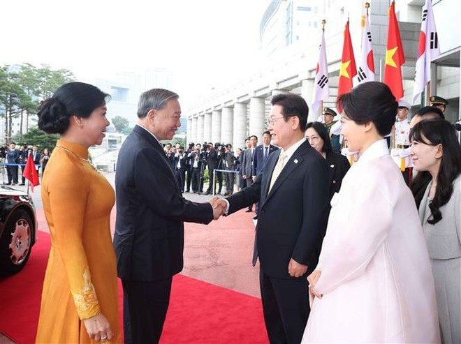 El secretario general del Partido Comunista de Vietnam, To Lam, y su esposa, Ngo Phuong Ly, fueron recibidos por el presidente surcoreano, Lee Jae Myung, y su cónyuge. (Foto: VNA) El secretario general del Partido Comunista de Vietnam, To Lam, y su esposa, Ngo Phuong Ly, fueron recibidos por el presidente surcoreano, Lee Jae Myung, y su cónyuge. (Foto: VNA)