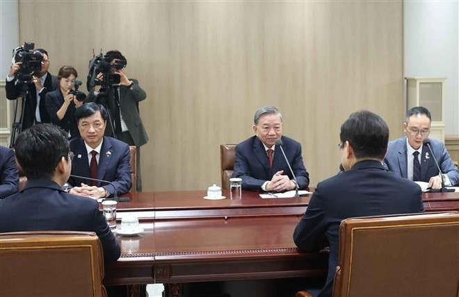 El secretario general del Partido Comunista de Vietnam, To Lam, conversa con el presidente de Corea del Sur, Lee Jae Myung (Foto: VNA) El secretario general del Partido Comunista de Vietnam, To Lam, conversa con el presidente de Corea del Sur, Lee Jae Myung (Foto: VNA)