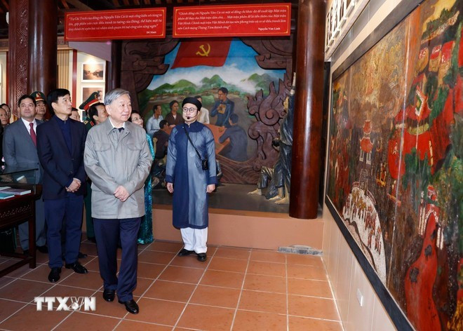 El secretario general del Partido Comunista de Vietnam, To Lam, visita el Área Conmemorativa dedicada al secretario general Nguyen Van Cu, en el barrio de Phu Khe, provincia de Bac Ninh. (Fuente: VNA)