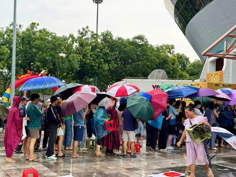 Los aficionados esperan bajo la lluvia para comprar entradas. z6751973044978-e25f0041c9a2a8455498f1700cc6891d.jpg
