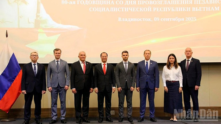 El cónsul general de Vietnam Nguyen Viet Kien y los invitados en la ceremonia. El cónsul general de Vietnam Nguyen Viet Kien y los invitados en la ceremonia.