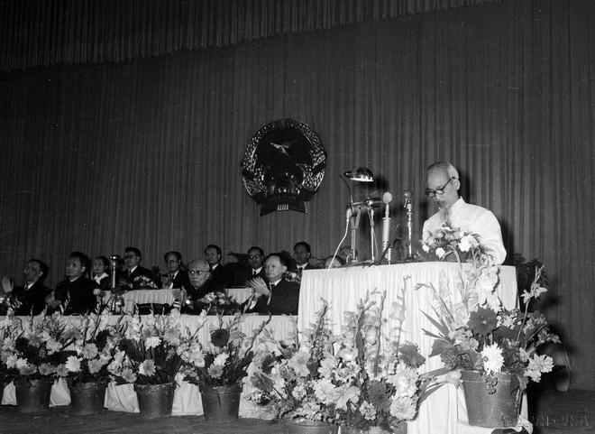 El Presidente Ho Chi Minh informa a la Asamblea Nacional sobre la enmienda de la Constitución en el onceno periodo de sesiones de la I Legislatura, celebrada del 18 al 31 de diciembre de 1959. (Foto: VNA)