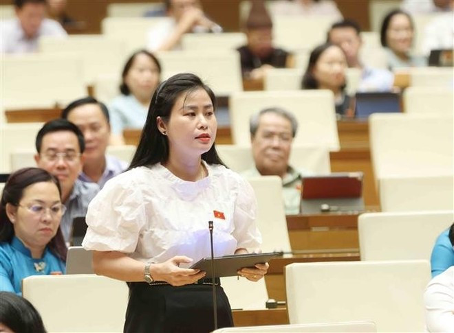 La diputada Dang Thi Bao Trinh, de la provincia de Quang Nam, plantea su pregunta. (Foto: VNA) La diputada Dang Thi Bao Trinh, de la provincia de Quang Nam, plantea su pregunta. (Foto: VNA)