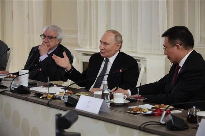 El presidente ruso, Vladímir Putin, responde a las preguntas de jefes de las agencias de noticias de la OANA en la reunión (Foto: VNA) El presidente ruso, Vladímir Putin, responde a las preguntas de jefes de las agencias de noticias de la OANA en la reunión (Foto: VNA)