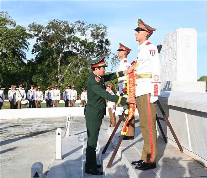 El General Nguyen Tan Cuong, jefe del Estado Mayor General y viceministro de Defensa, rinde homenaje al General cubano Antonio Maceo. (Foto: VNA) El General Nguyen Tan Cuong, jefe del Estado Mayor General y viceministro de Defensa, rinde homenaje al General cubano Antonio Maceo. (Foto: VNA)