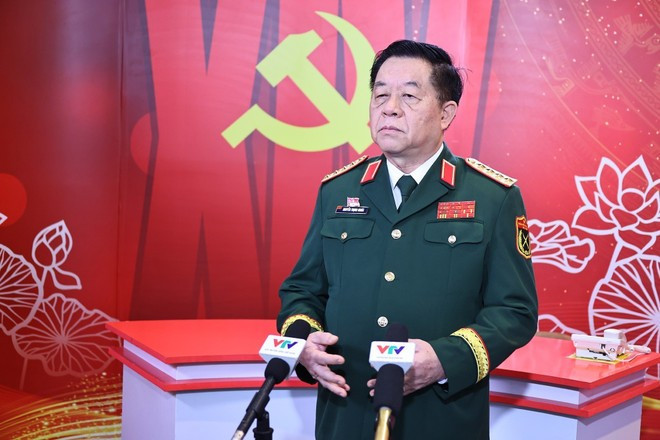El general Nguyen Trong Nghia, jefe de la Dirección General de Política del Ejército Popular de Vietnam, responde a las preguntas de la prensa (Foto: VNA)