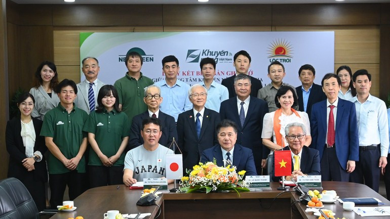 Các đại biểu chụp ảnh lưu niệm tại Lễ ký kết Biên bản ghi nhớ. (Ảnh: JICA)