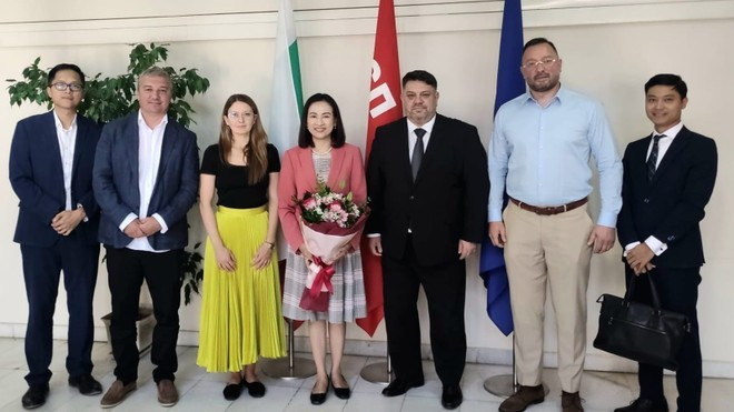 De izquierda a derecha: la embajadora de Vietnam en Bulgaria, Nguyen Thi Minh Nguyet (4.º puesto), el presidente del BSP y viceprimer ministro de Bulgaria, Atanas Zafirov (5.º puesto), y otros delegados en la reunión (Foto: VNA) De izquierda a derecha: la embajadora de Vietnam en Bulgaria, Nguyen Thi Minh Nguyet (4.º puesto), el presidente del BSP y viceprimer ministro de Bulgaria, Atanas Zafirov (5.º puesto), y otros delegados en la reunión (Foto: VNA)