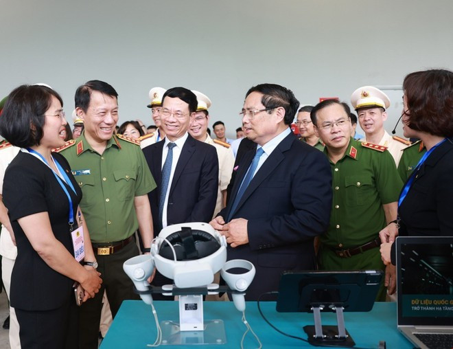 El primer ministro de Vietnam, Pham Minh Chinh, visita una exposición de productos tecnológicos (Foto: VNA) El primer ministro de Vietnam, Pham Minh Chinh, visita una exposición de productos tecnológicos (Foto: VNA)