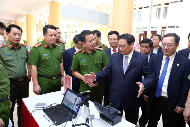 El primer ministro Pham Minh Chinh y delegados evalúan los productos tecnológicos de transformación digital presentados en la primera Conferencia de Transformación Digital y anuncian el Día de la Transformación Digital del sector de la Seguridad Pública (10 de octubre de 2022). (Foto: Pham Kien - VNA) El primer ministro Pham Minh Chinh y delegados evalúan los productos tecnológicos de transformación digital presentados en la primera Conferencia de Transformación Digital y anuncian el Día de la Transformación Digital del sector de la Seguridad Pública (10 de octubre de 2022). (Foto: Pham Kien - VNA)