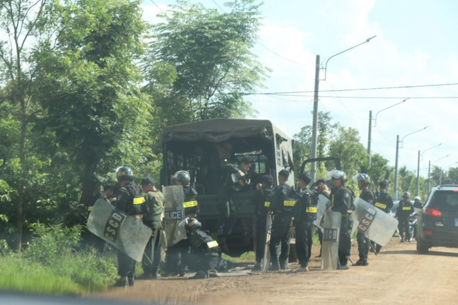 Polícia desplega fuerzas para detener a los sospechosos del ataque con armas de fuego en Dak Lak (2023). Foto: Phan Anh Dung-VNA Polícia desplega fuerzas para detener a los sospechosos del ataque con armas de fuego en Dak Lak (2023). Foto: Phan Anh Dung-VNA