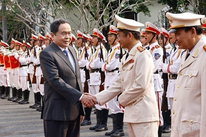 El presidente de la Asamblea Nacional, Tran Thanh Man, felicita a la Policía de la ciudad de Can Tho el 20 de enero de 2025. (Foto: Doan Tan - VNA) El presidente de la Asamblea Nacional, Tran Thanh Man, felicita a la Policía de la ciudad de Can Tho el 20 de enero de 2025. (Foto: Doan Tan - VNA)