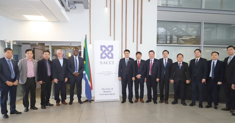 Vu Hong Thanh, junto con el director ejecutivo de la SACCI, Alan Mukoki, y el vicepresidente de la Cámara, Neil Pollock. (Foto: VNA) Vu Hong Thanh, junto con el director ejecutivo de la SACCI, Alan Mukoki, y el vicepresidente de la Cámara, Neil Pollock. (Foto: VNA)