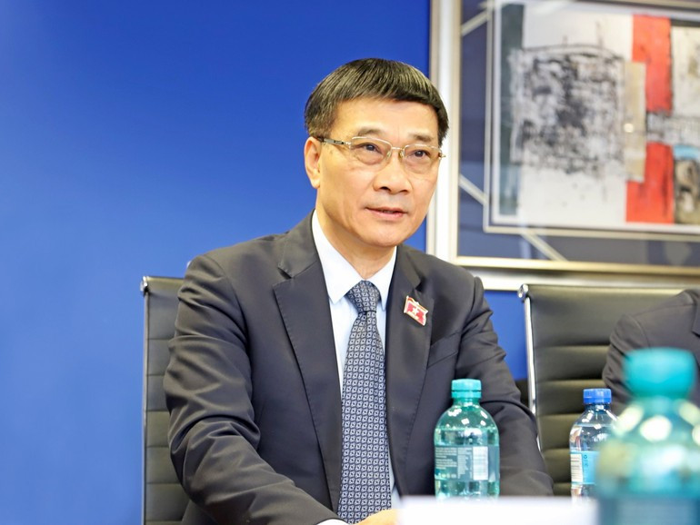 El vicepresidente de la ANV, Vu Hong Thanh, interviene en el encuentro con la SACCI. (Foto: VNA) El vicepresidente de la ANV, Vu Hong Thanh, interviene en el encuentro con la SACCI. (Foto: VNA)