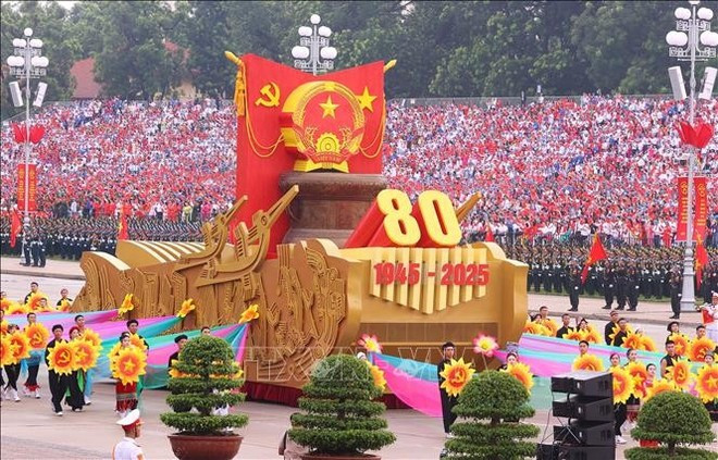 Un vehículo con el modelo del Escudo Nacional de la República Socialista de Vietnam encabeza el bloque del desfile por el 80º aniversario del Día Nacional. (Foto: VNA)