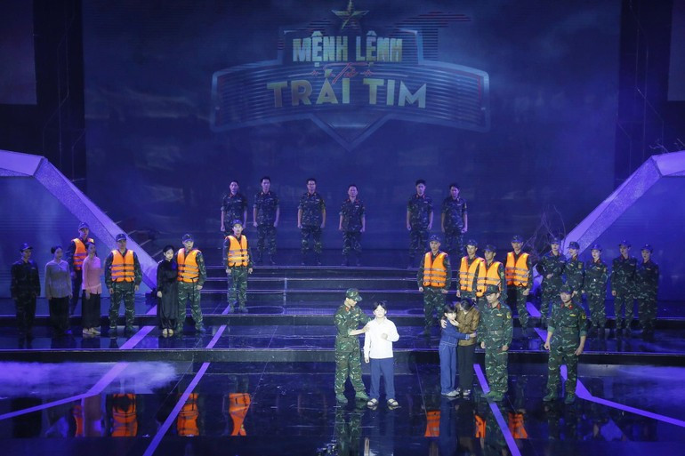 Una actuación artística en el programa.