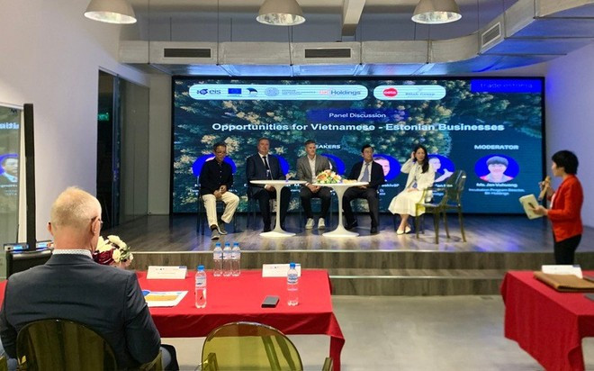 Representantes de empresas y expertos intercambiaron información para buscar oportunidades de cooperación en transformación digital entre Estonia y Vietnam la tarde del 5 de noviembre de 2024 en Hanói. (Fuente: baochinhphu.vn) Representantes de empresas y expertos intercambiaron información para buscar oportunidades de cooperación en transformación digital entre Estonia y Vietnam la tarde del 5 de noviembre de 2024 en Hanói. (Fuente: baochinhphu.vn)