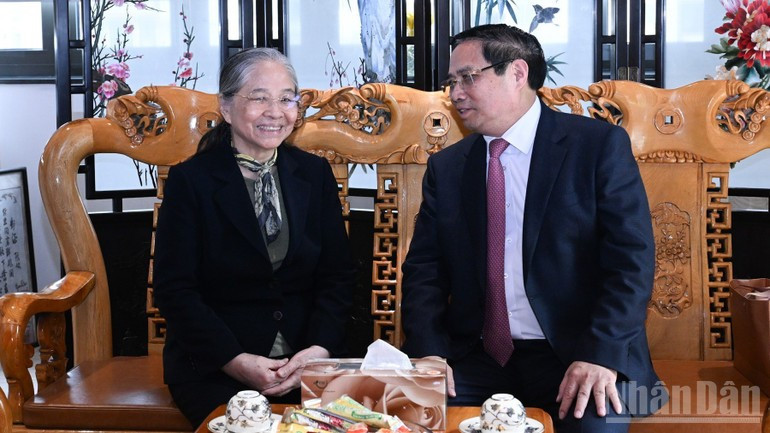 El primer ministro Pham Minh Chinh visita y felicita el Año Nuevo a la familia del difunto secretario general Nguyen Phu Trong.
