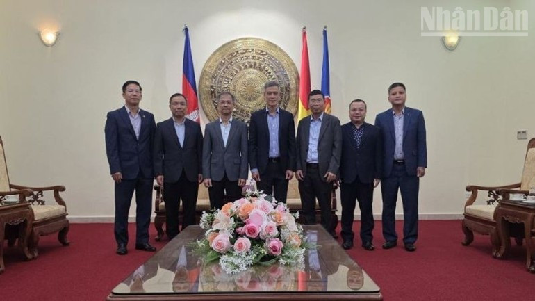 En el marco de su visita, la delegación de la ACSV también se reunió con el embajador de Vietnam en Camboya, Nguyen Minh Vu, y funcionarios de la Embajada. (Foto: Embajada de Vietnam en Camboya) En el marco de su visita, la delegación de la ACSV también se reunió con el embajador de Vietnam en Camboya, Nguyen Minh Vu, y funcionarios de la Embajada. (Foto: Embajada de Vietnam en Camboya)