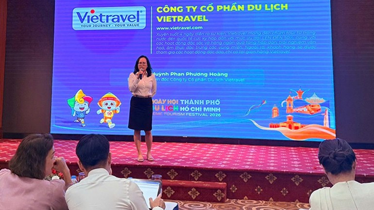 Representantes de empresas de turismo hablan en la rueda de prensa.