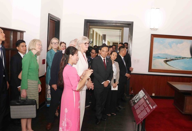 El secretario del Comité partidista de Ciudad Ho Chi Minh, Tran Luu Quang, y la gobernadora general de Australia, Sam Mostyn, recorren el Palacio de la Independencia. (Foto: VNA) El secretario del Comité partidista de Ciudad Ho Chi Minh, Tran Luu Quang, y la gobernadora general de Australia, Sam Mostyn, recorren el Palacio de la Independencia. (Foto: VNA)