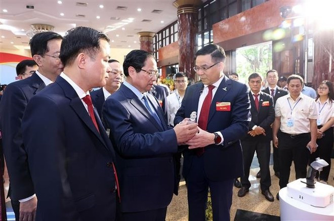 El primer ministro Pham Minh Chinh asiste a la presentación de productos típicos de Petrovietnam. (Fuente: VNA) El primer ministro Pham Minh Chinh asiste a la presentación de productos típicos de Petrovietnam. (Fuente: VNA)
