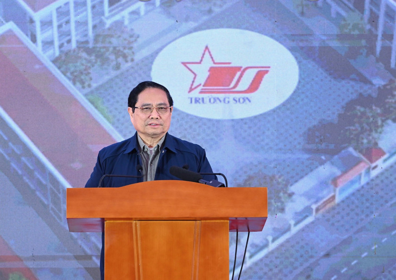 El premier Pham Minh Chinh toma la palabra en la ceremonia.