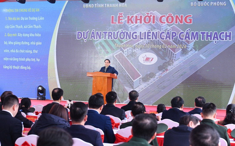 El premier Pham Minh Chinh habla en el evento.