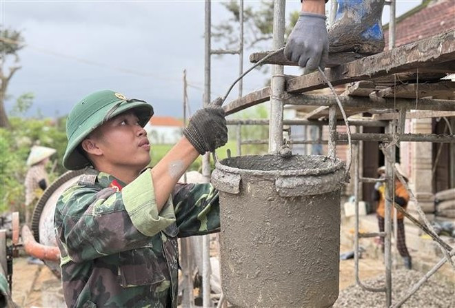 Los militares ayudan activamente la reconstrucción de nuevas viviendas para la población afectada por los desastres naturales (Foto: VNA)