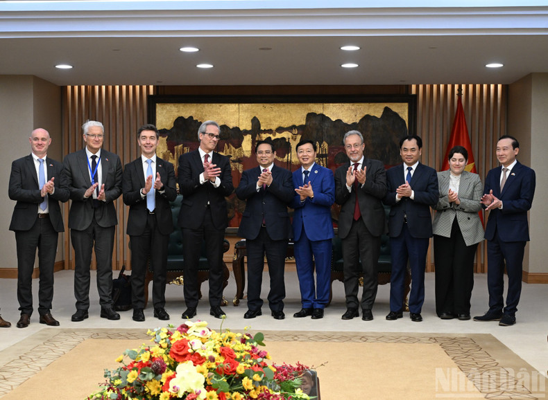 El primer ministro de Vietnam, Pham Minh Chinh, recibe a la delegación de inspección de la Comisión Europea (CE), encabezada por Fernando Andresen Guimaraes, director de Gobernanza Internacional de los Océanos y Pesca Sostenible de la CE.