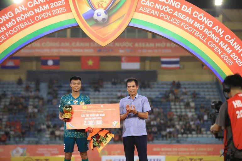 El delantero Tran Duc Nam recibe el título de Jugador Más Valioso. El delantero Tran Duc Nam recibe el título de Jugador Más Valioso.