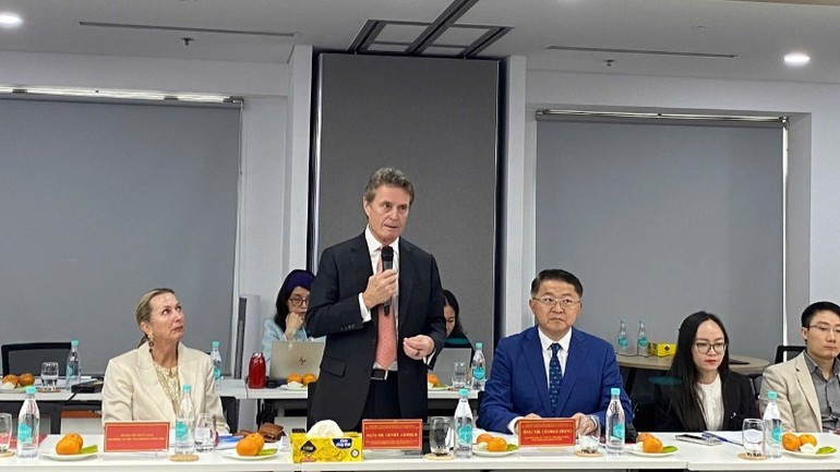 El presidente honorario y director ejecutivo internacional de la Asociación Nacional de Tiendas de Conveniencia de Estados Unidos, Henry Armour, habla en el evento.