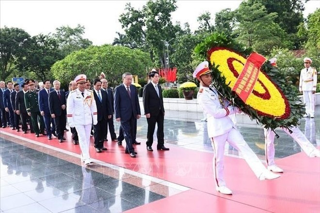 Líderes del Partido y Estado de Vietnam rinden homenaje al Presidente Ho Chi Minh, héroes y mártires. (Fuente: VNA) Líderes del Partido y Estado de Vietnam rinden homenaje al Presidente Ho Chi Minh, héroes y mártires. (Fuente: VNA)