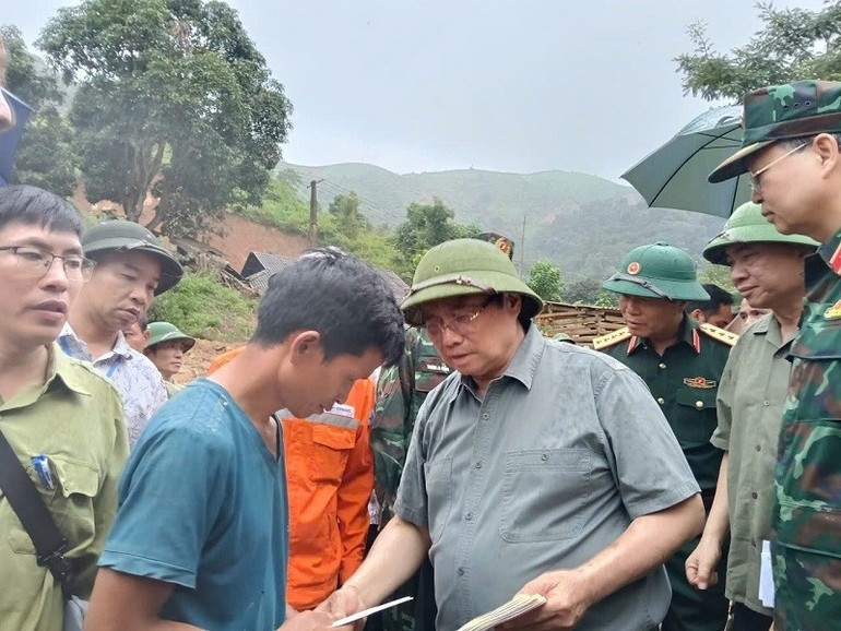 El premier Pham Minh Chinh entrega regalo a las personas afectadas por desastres naturales. El premier Pham Minh Chinh entrega regalo a las personas afectadas por desastres naturales.