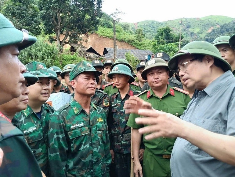 El primer ministro Pham Minh Chinh anima a las fuerzas policiales y militares al servicio a ayudar a la población a superar las consecuencias de las inundaciones. El primer ministro Pham Minh Chinh anima a las fuerzas policiales y militares al servicio a ayudar a la población a superar las consecuencias de las inundaciones.