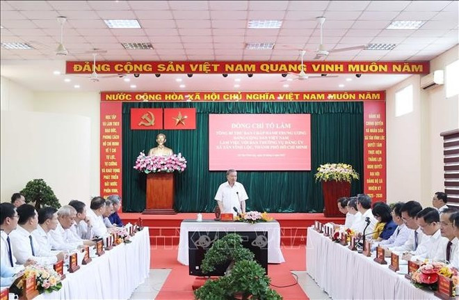 El secretario general del Partido Comunista de Vietnam, To Lam, habla en la reunión con el Buró Ejecutivo del Comité del Partido en la comuna de Tan Vinh Loc. (Fuente: VNA) uuid0b384722-583e-4b09-b838-750039d5900ccode001library1type1mode1loctruecaptrue.jpg