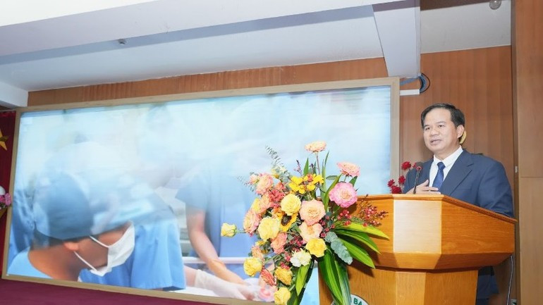 El profesor asociado y doctor Dao Xuan Co habla en el acto.