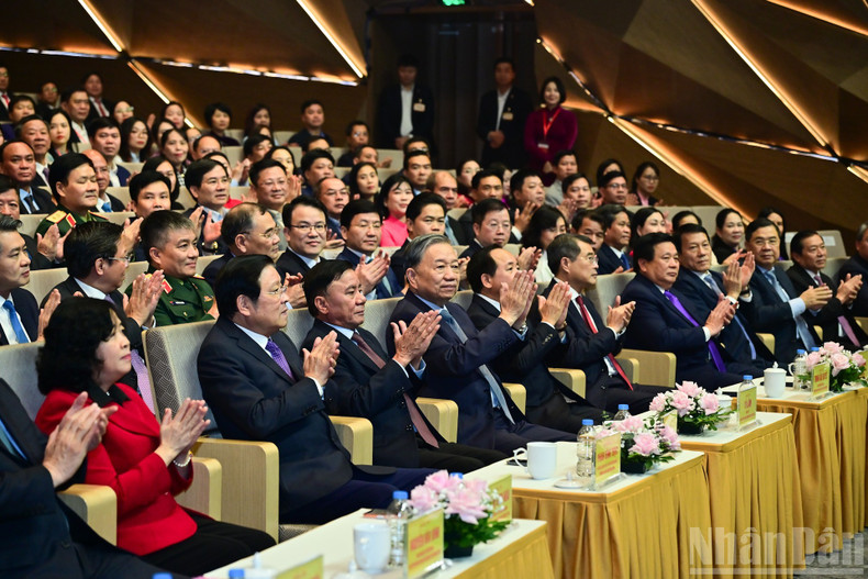 Dirigentes del Partido y Estado acuden a la velada artística.