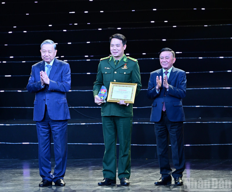 El secretario general To Lam otorga el certificado a los colectivos e individuos destacados.