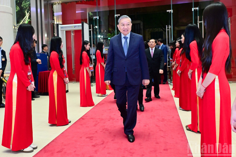 El líder partidista To Lam interviene en el evento.